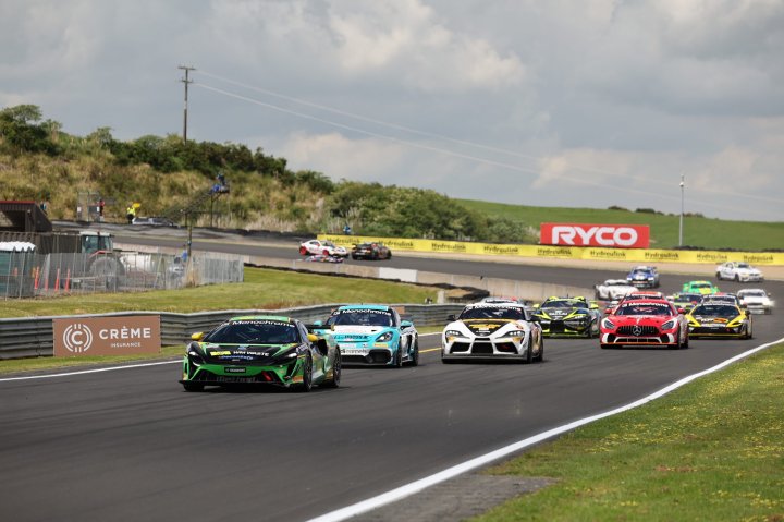 Epic race kicks off Monochrome GT4 Australia season finale in with a bang